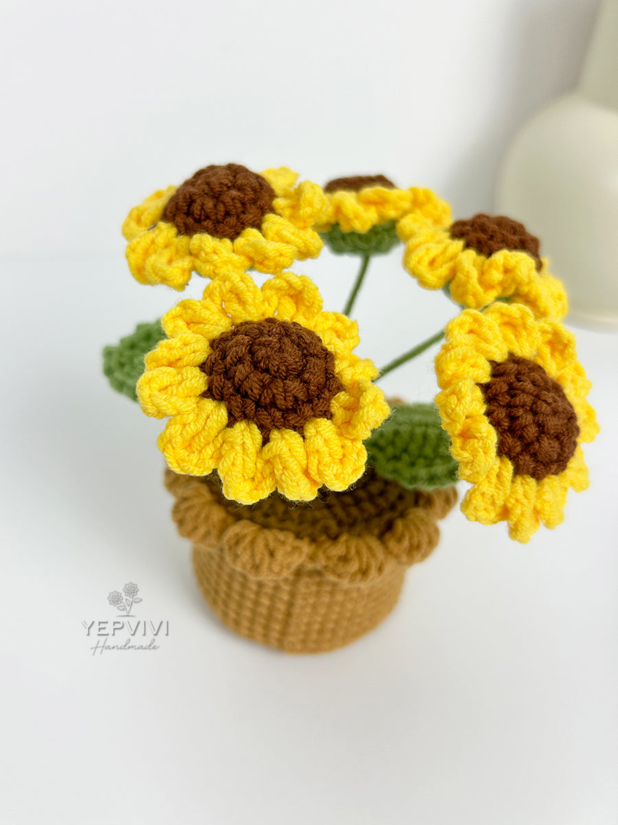 Finished crochet multi-head daisy in pot. High quality yarn flowers. Unique handmade gift for her.